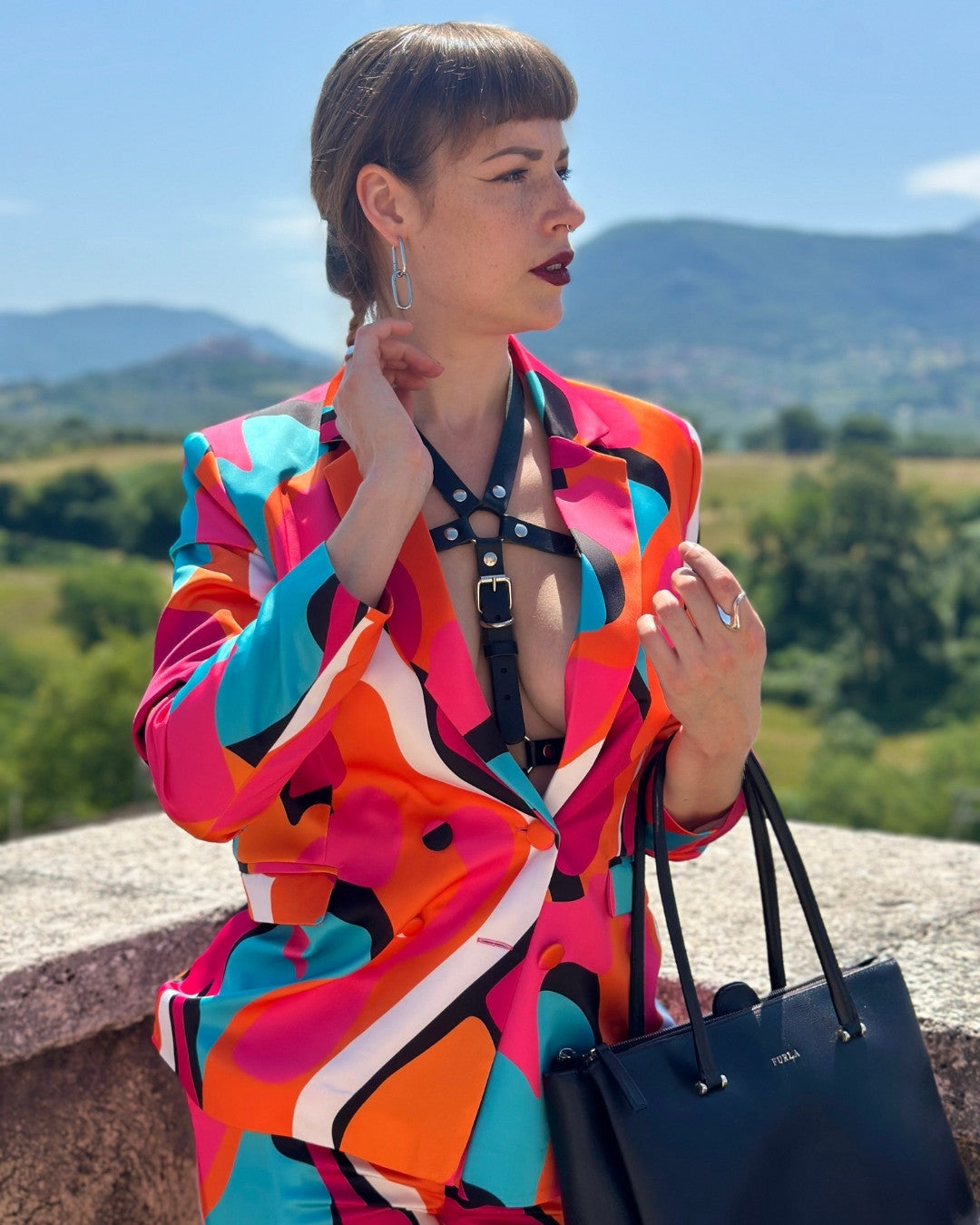 Edles Lederaccessoire kombiniert mit farbenfrohem Blazer – X-Morenium NERO Design