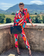 Modernes Lederaccessoire im Kontrast zum farbenfrohen Anzug – X-Morenium NERO Look
