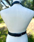 Rückansicht BlackDominian Leder Accessoire Schwarz mit weißem Strass und Metallschnalle – XMORENIUM-NERO