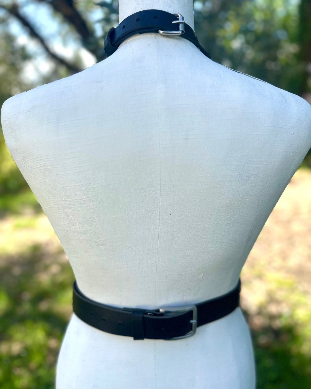 Rückansicht BlackDominian Leder Accessoire Schwarz mit weißem Strass und Metallschnalle – XMORENIUM-NERO