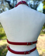 Rotes Lederaccessoire mit Doppelgurt im minimalistischen Stil – XMORENIUM-NERO