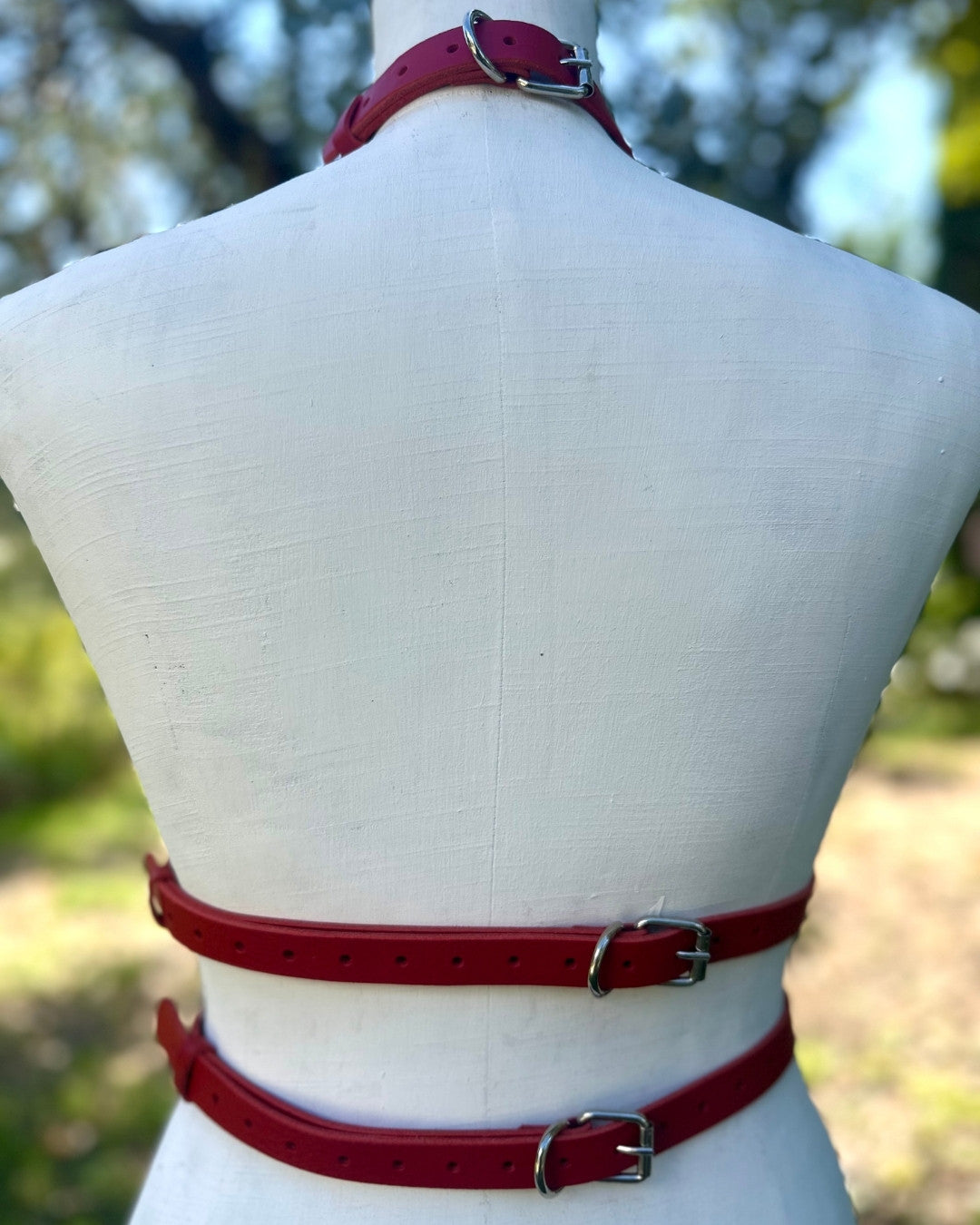 Rotes Lederaccessoire mit Doppelgurt im minimalistischen Stil – XMORENIUM-NERO