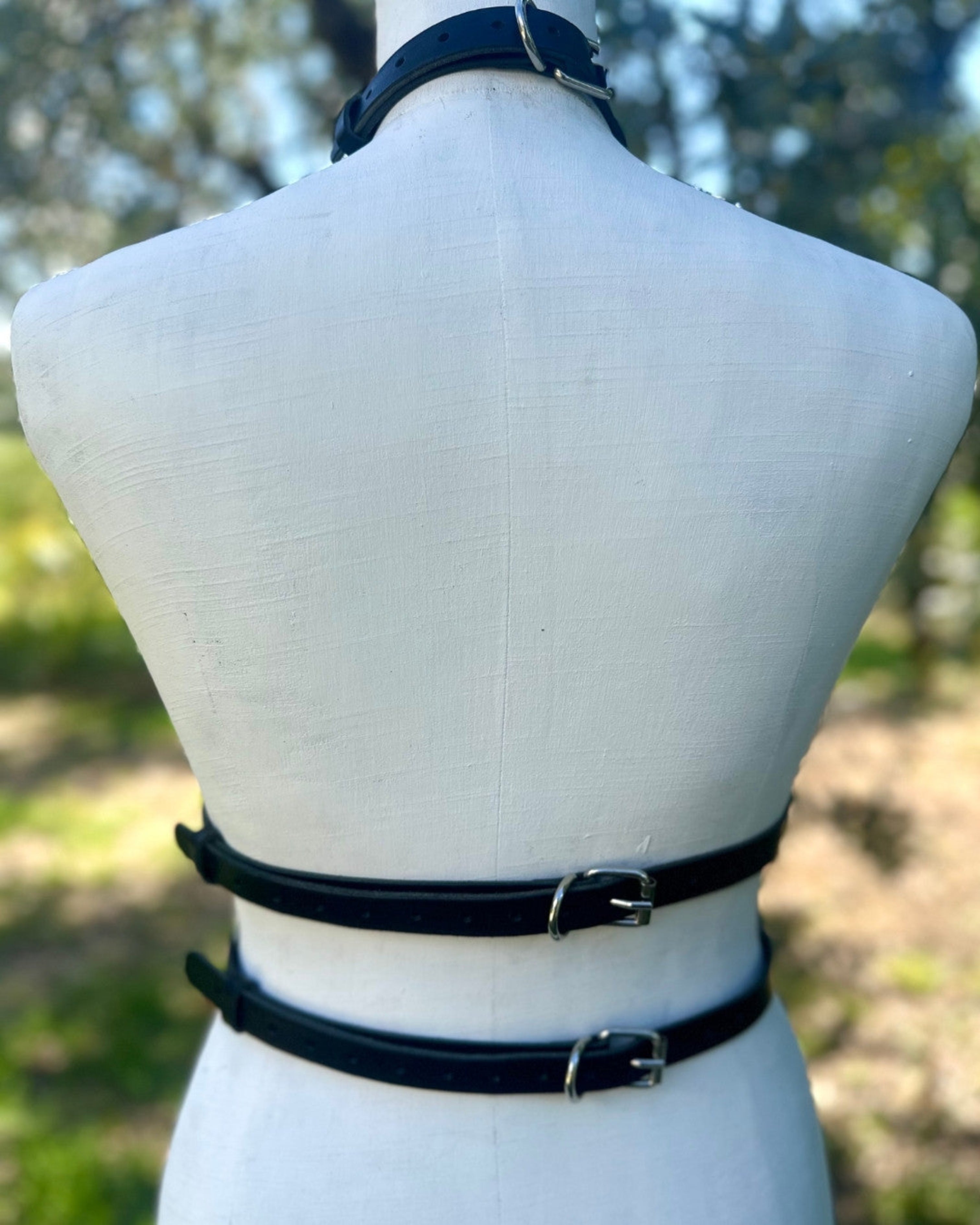 Minimalistisches Lederaccessoire mit Doppelgurt  und silbernen Schnallen, Ansicht von hinten an einer Puppe – XMORENIUM-NERO 