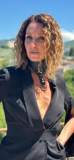 Elegante Frau trägt BlackMamba Leder Halsschmuck in Schwarz zu schwarzem Blazer – XMORENIUM-NERO