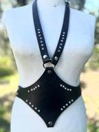 Schwarzes Lederaccessoire mit weißem Strass in geometrischem Design – XMORENIUM-NERO