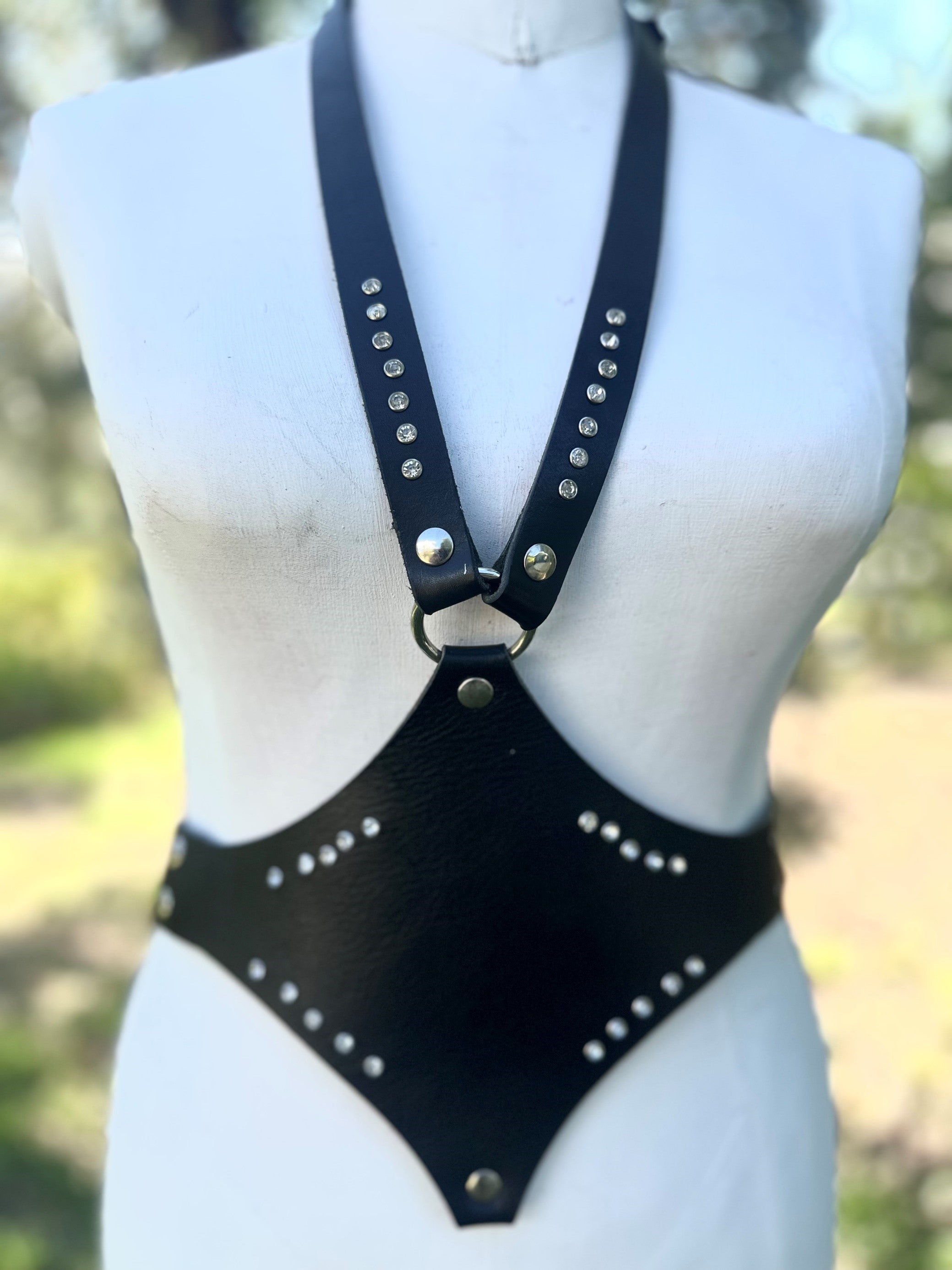 Schwarzes Lederaccessoire mit weißem Strass in geometrischem Design – XMORENIUM-NERO