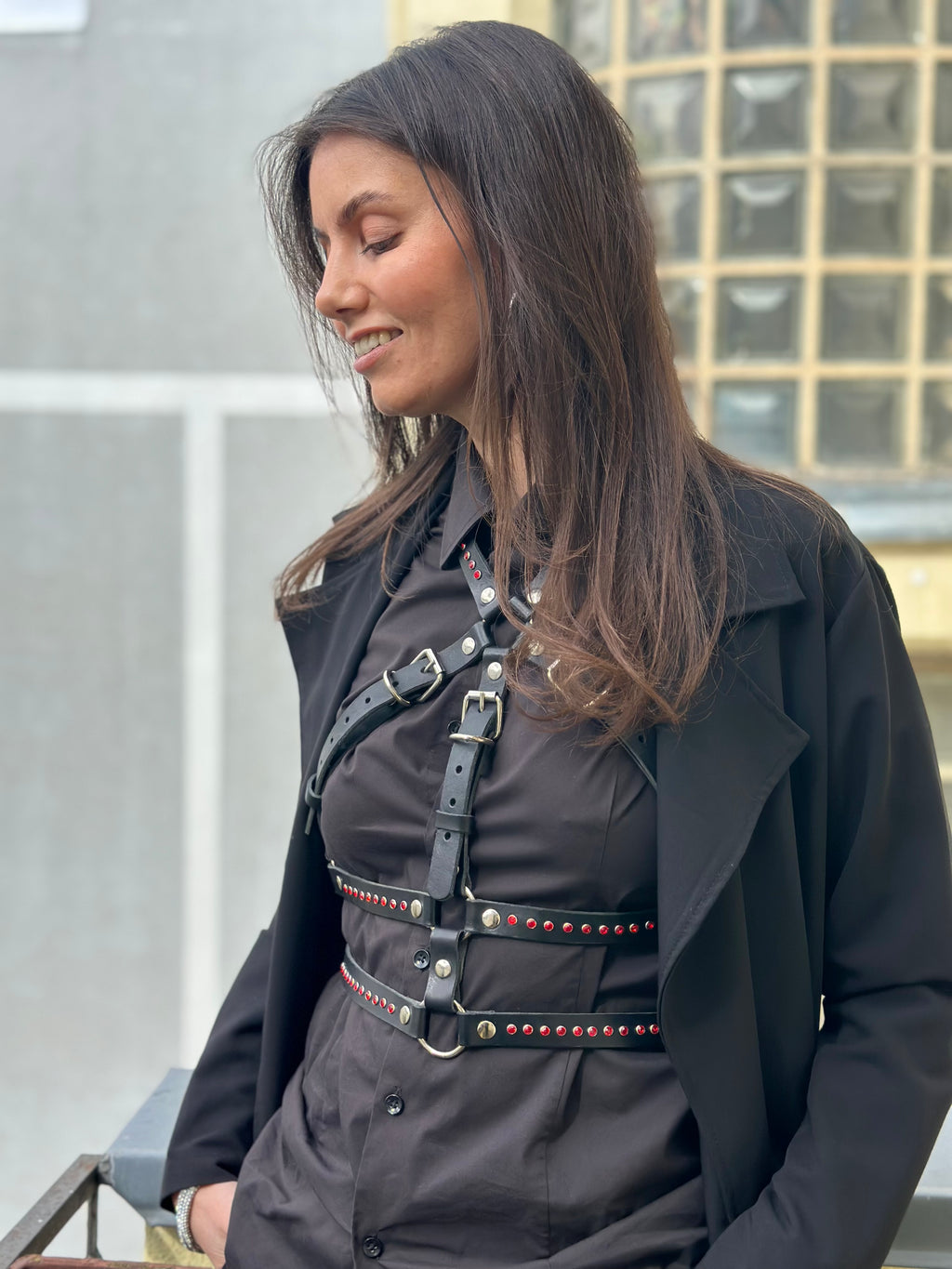 Lederaccessoire BlackTulip RedDiamant mit rotem Strass, elegant über schwarzer Bluse getragen, stilvoller Look mit klarer Präsenz - XMORENIUM-NERO