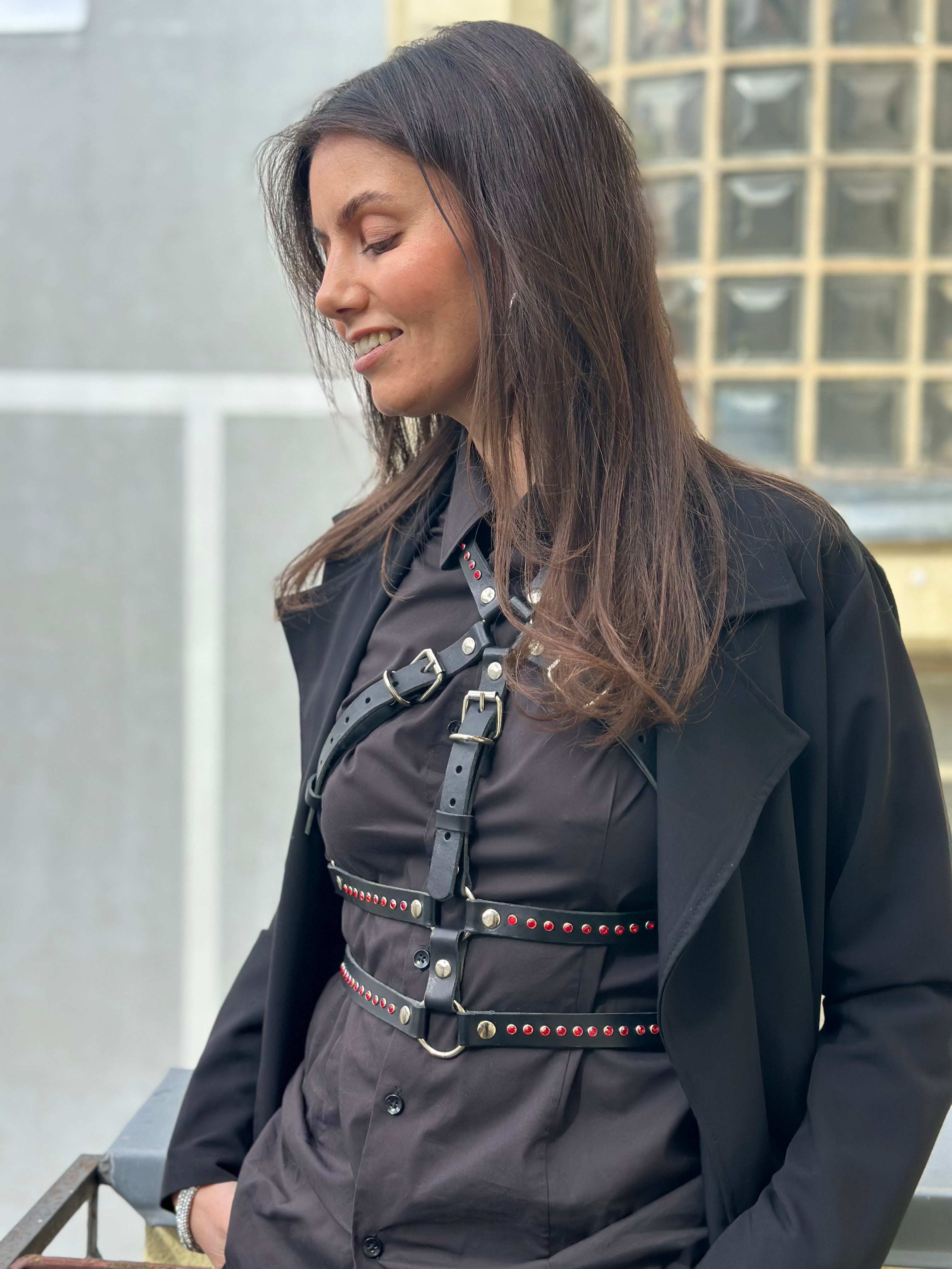 Lederaccessoire BlackTulip RedDiamant mit rotem Strass, elegant über schwarzer Bluse getragen, stilvoller Look mit klarer Präsenz - XMORENIUM-NERO