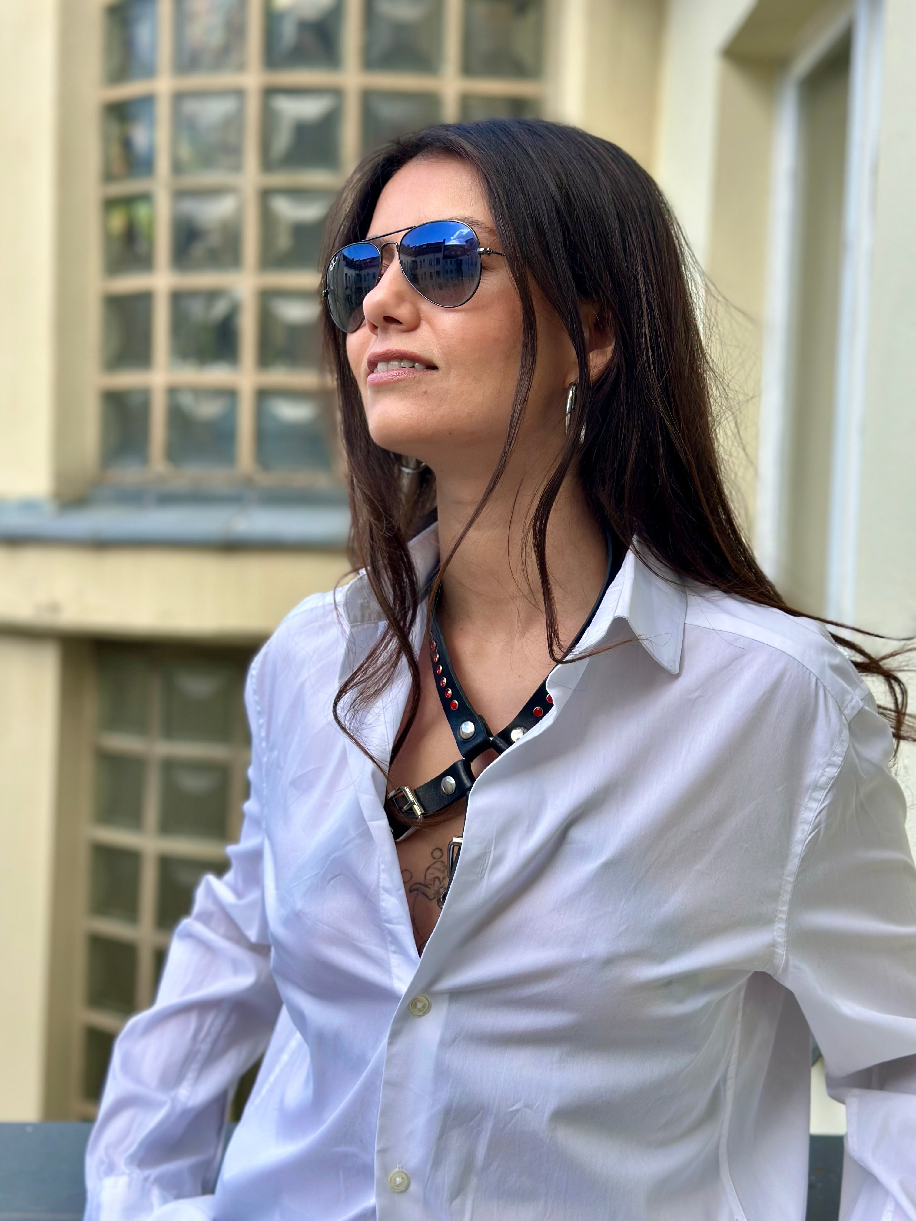 Lederaccessoire BlackTulip RedDiamant mit rotem Strass, elegant unter weißer Bluse getragen, stilvoller Look mit klarer Präsenz - XMORENIUM-NERO