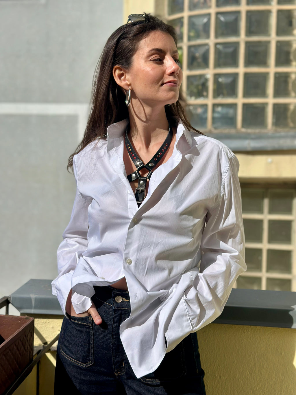 Lederaccessoire BlackTulip RedDiamant mit rotem Strass, elegant unter weißer Bluse getragen zu Jeans stilvoller Look mit klarer Präsenz - XMORENIUM-NERO