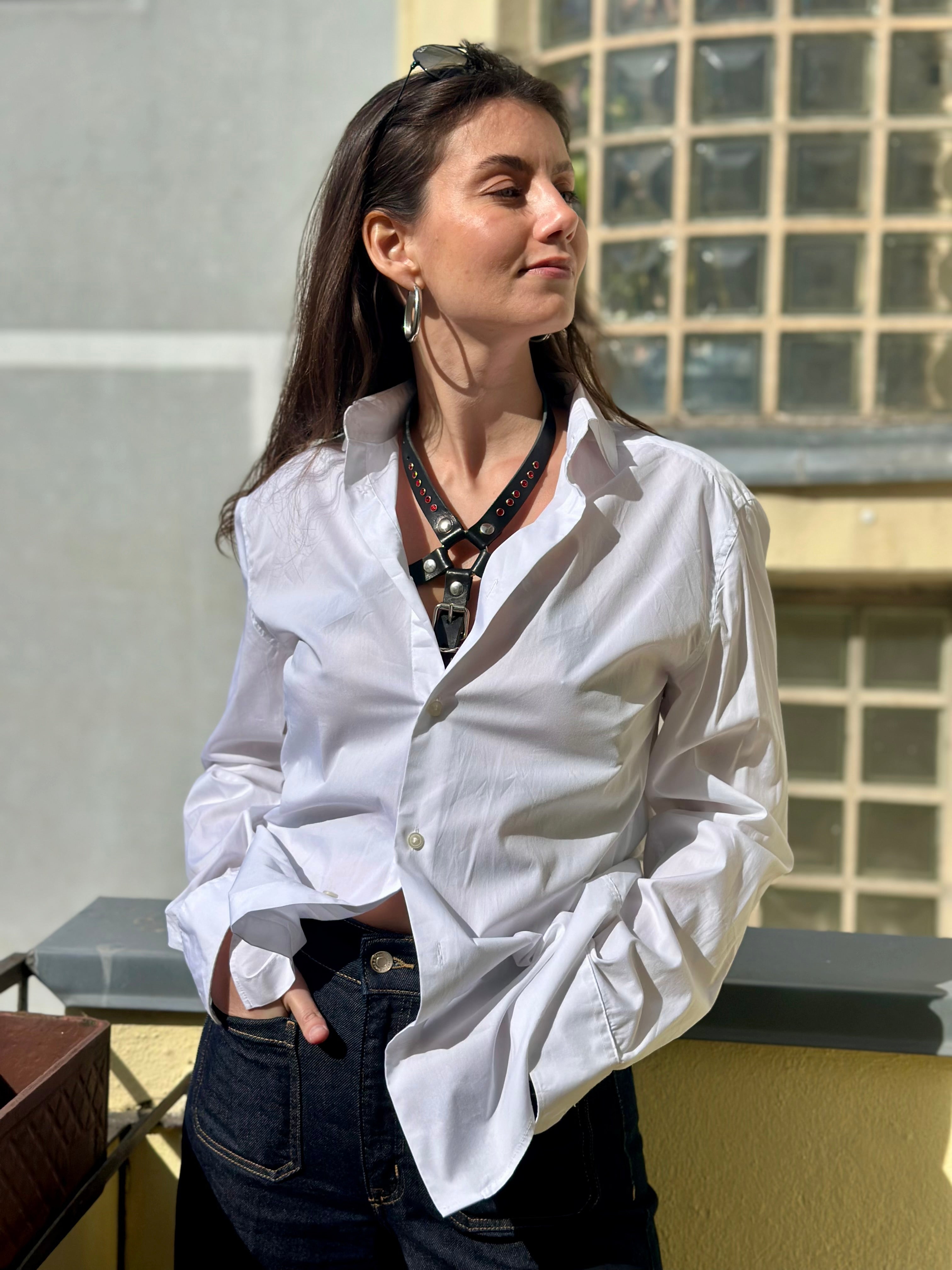 Lederaccessoire BlackTulip RedDiamant mit rotem Strass, elegant unter weißer Bluse getragen zu Jeans stilvoller Look mit klarer Präsenz - XMORENIUM-NERO