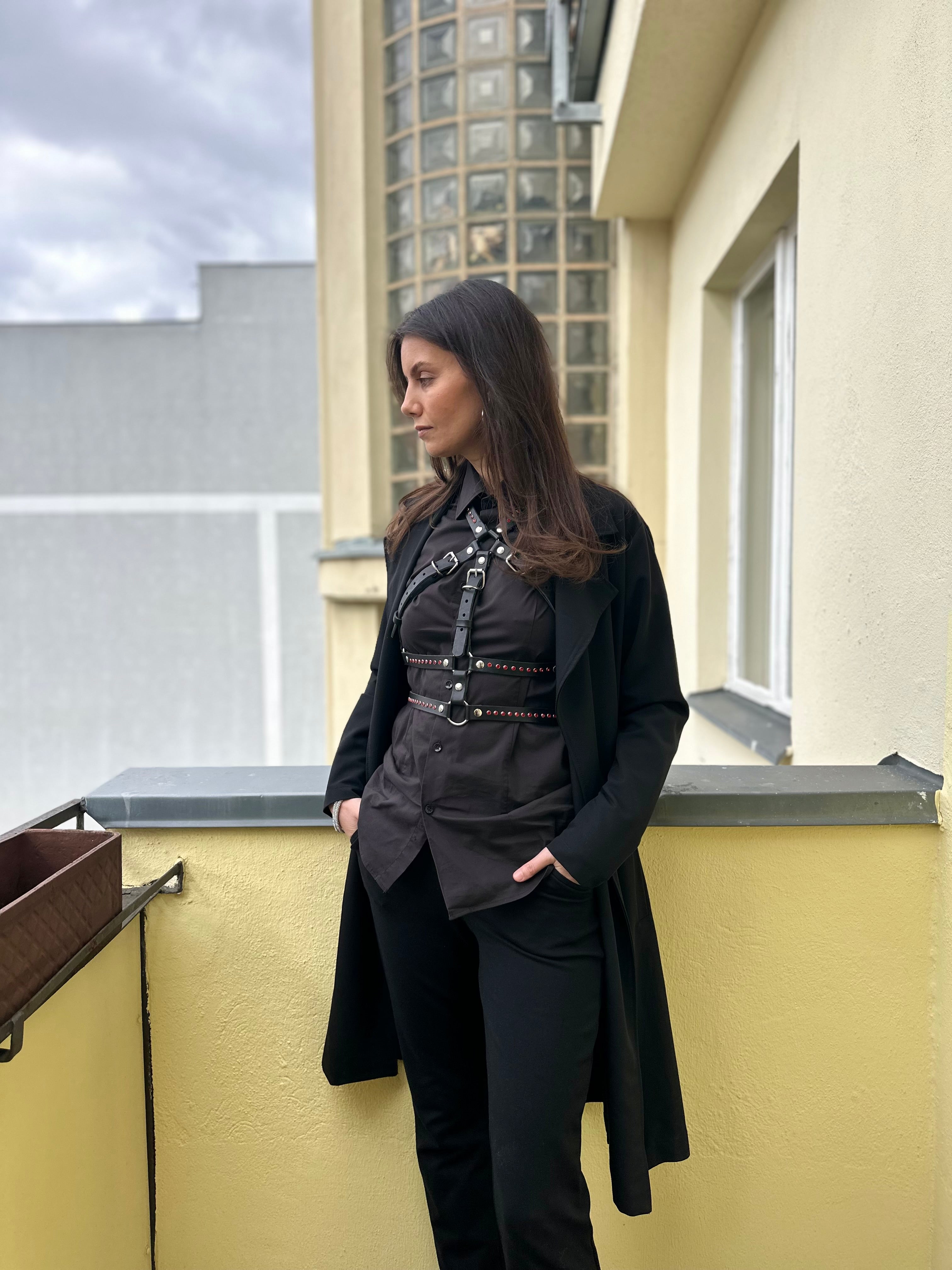 BlackTulip mit rotem Strass veredelt über schwarzer Bluse zu einer schwarzen Hose und schwarzem Mantel - XMORENIUM-NERO