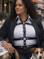 Attraktive Frau trägt BlackTulipXXL Leder Accessoire in Schwarz über weißer Bluse mit schwarzem Jacket zur schwarzen Hose, sitzend mit Jack Russell Terrier – XMORENIUM-NERO
