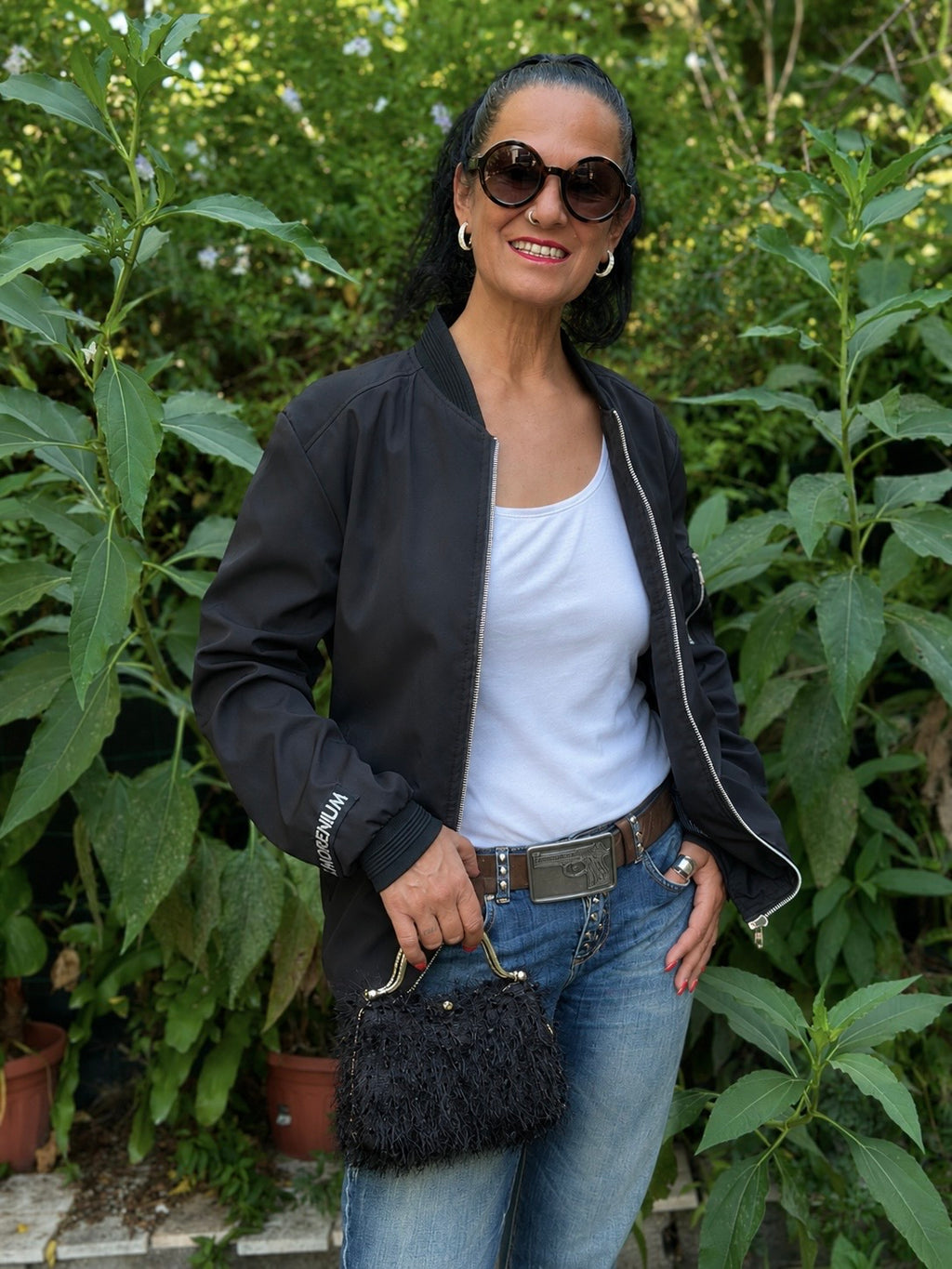 BlackWhisper – Schwarze Handtasche mit Strassbügel