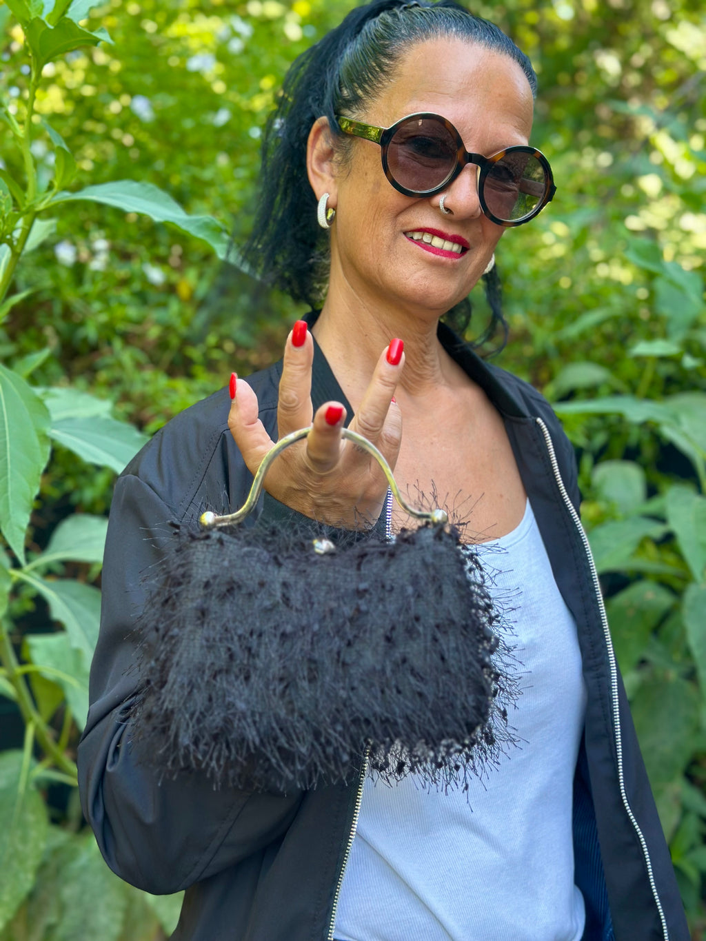 BlackWhisper – Schwarze Handtasche mit Strassbügel
