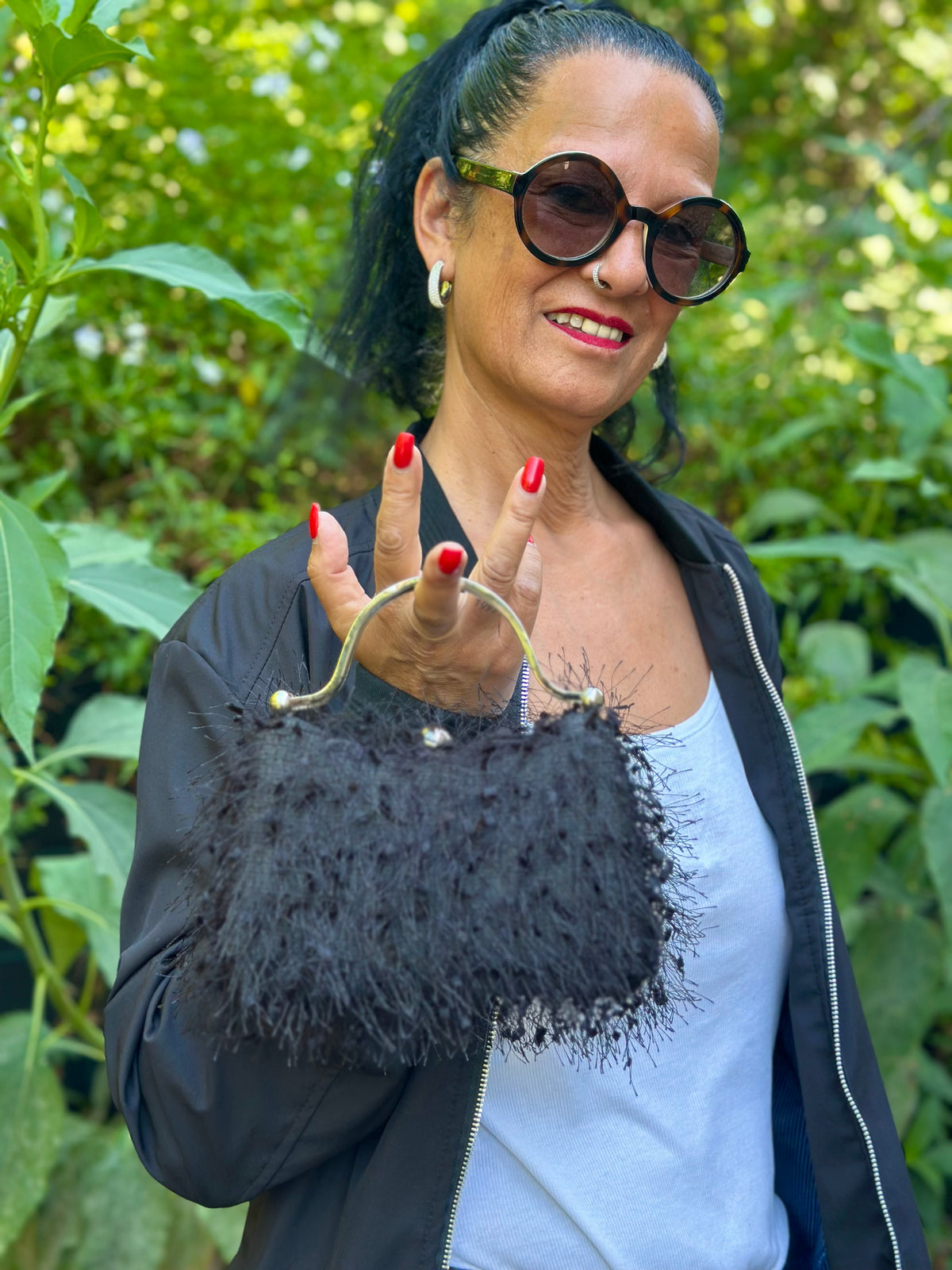 BlackWhisper – Schwarze Handtasche mit Strassbügel