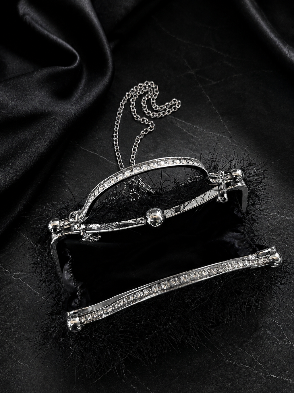 BlackWhisper – Schwarze Handtasche mit Strassbügel