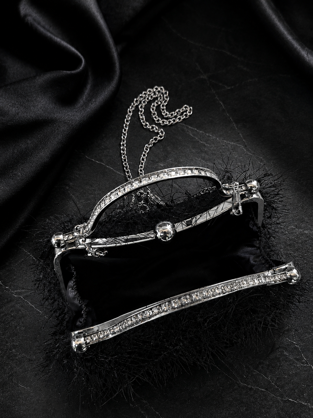 BlackWhisper – Schwarze Handtasche mit Strassbügel