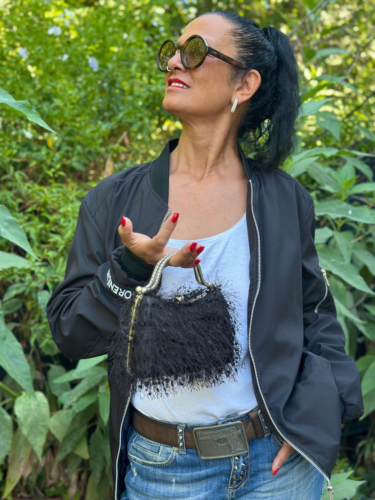 BlackWhisper – Schwarze Handtasche mit Strassbügel