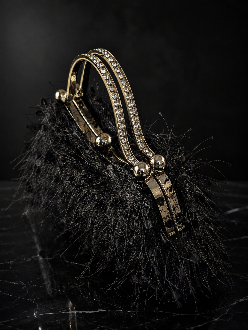 BlackWhisper – Schwarze Handtasche mit Strassbügel
