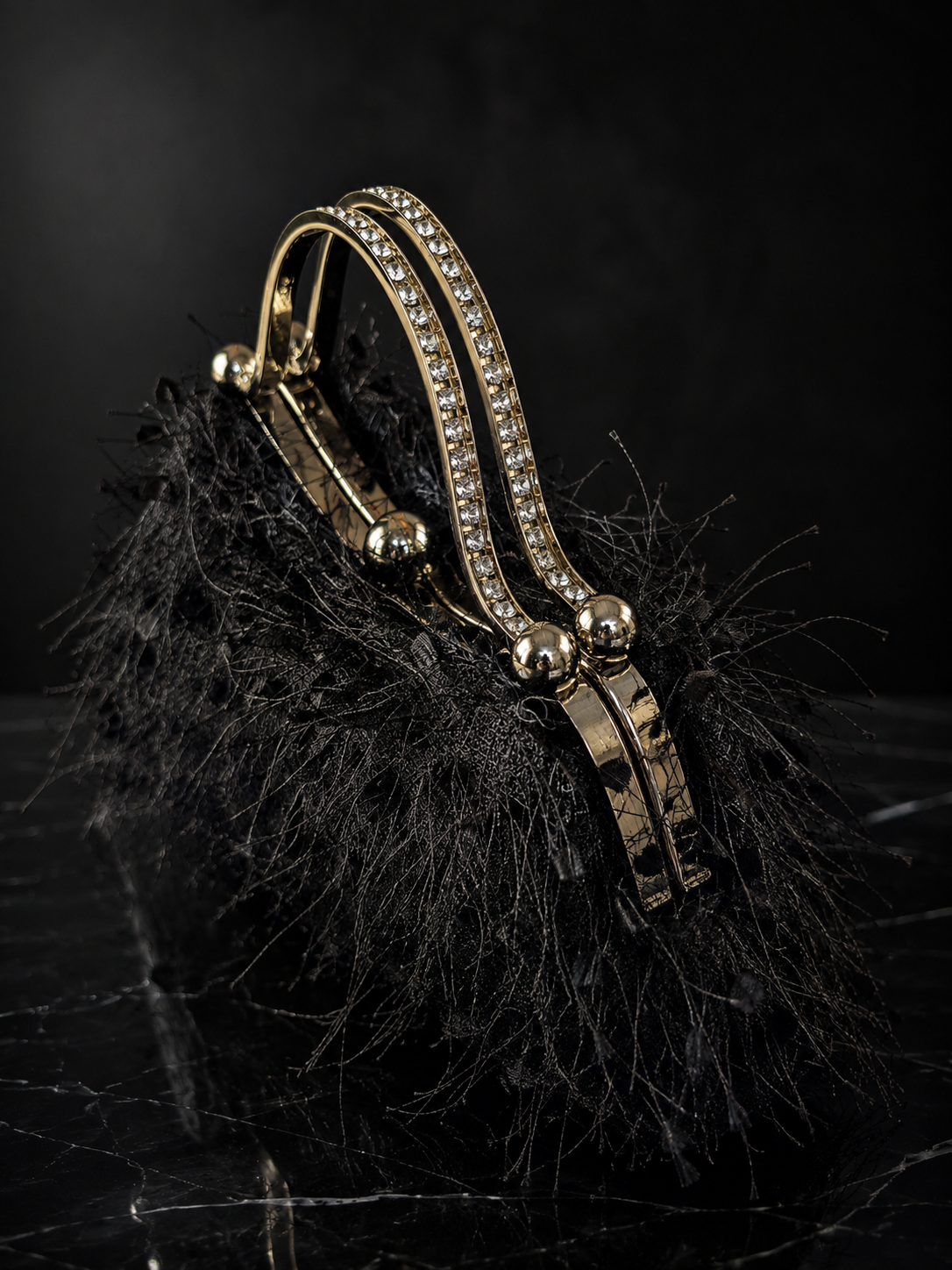 BlackWhisper – Schwarze Handtasche mit Strassbügel