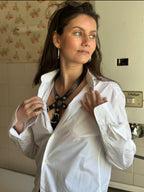 Lederaccessoire BlackTulip RedDiamant mit rotem Strass, elegant unter weißer Bluse getragen, casual Look, stilvoller Look mit klarer Präsenz - XMORENIUM-NERO
