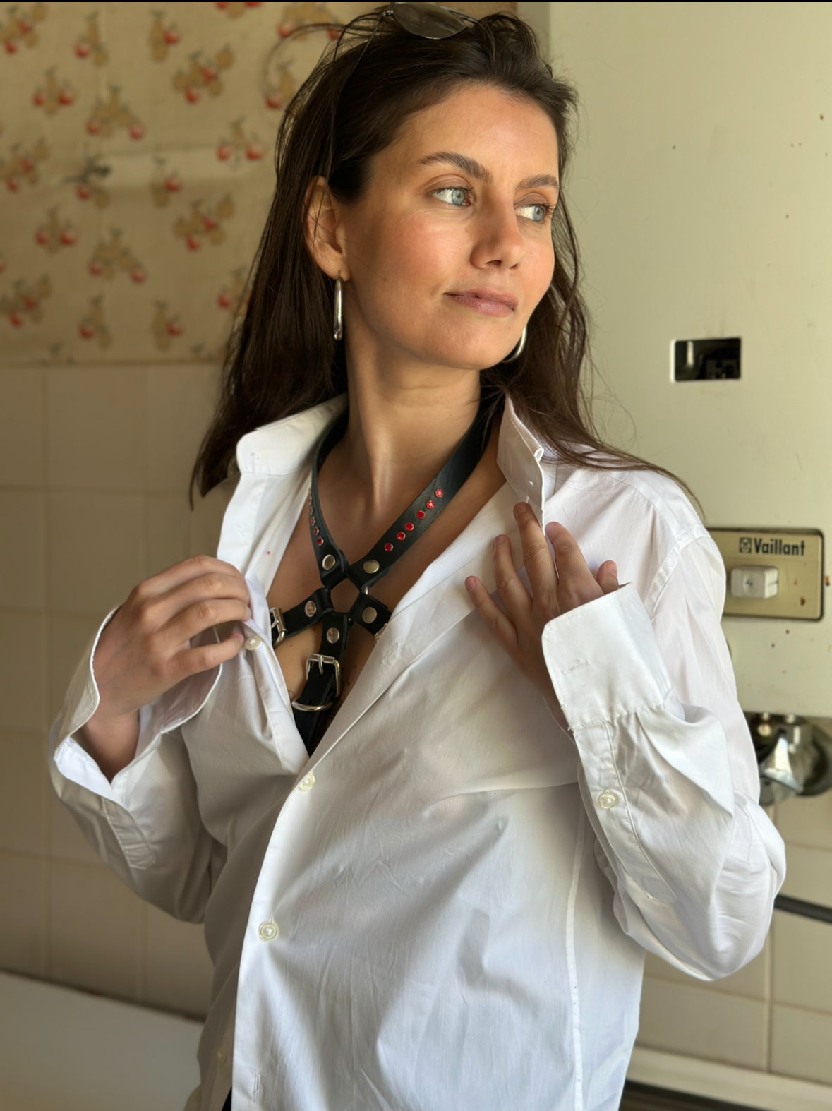Lederaccessoire BlackTulip RedDiamant mit rotem Strass, elegant unter weißer Bluse getragen, casual Look, stilvoller Look mit klarer Präsenz - XMORENIUM-NERO