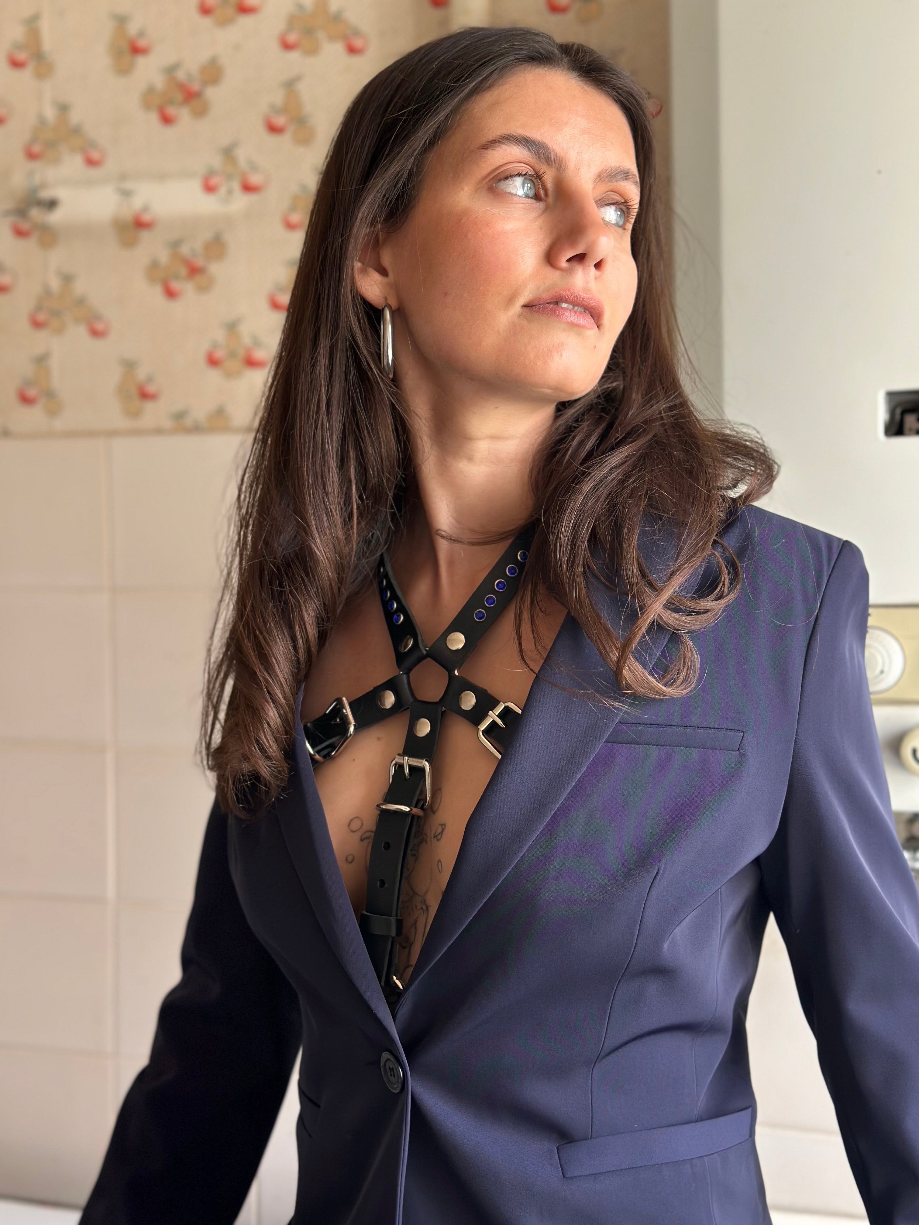 BlackTulip Leder Accessoire mit blauem Strass veredelt, getragen unter einem blauen Hosenanzug, Nahaufnahme - XMORENIUM-NERO