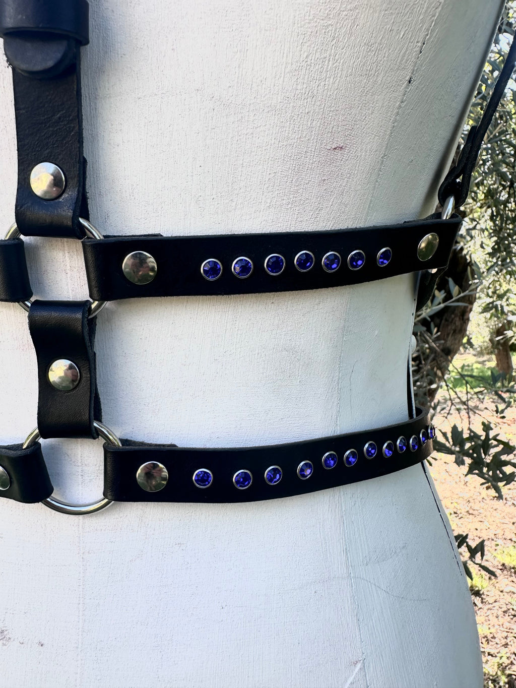 BlackTulip Leder Accessoire mit blauem Strass veredelt, Detailaufnahme an einer Puppe - XMORENIUM-NERO
