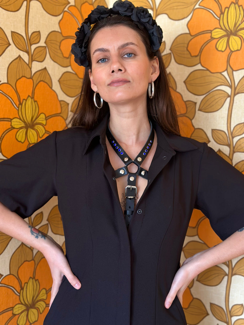 BlackTulip Leder Accessoire mit blauem Strass veredelt, getragen unter einem schwarzen Kleid, Nahaufnahme - XMORENIUM-NERO