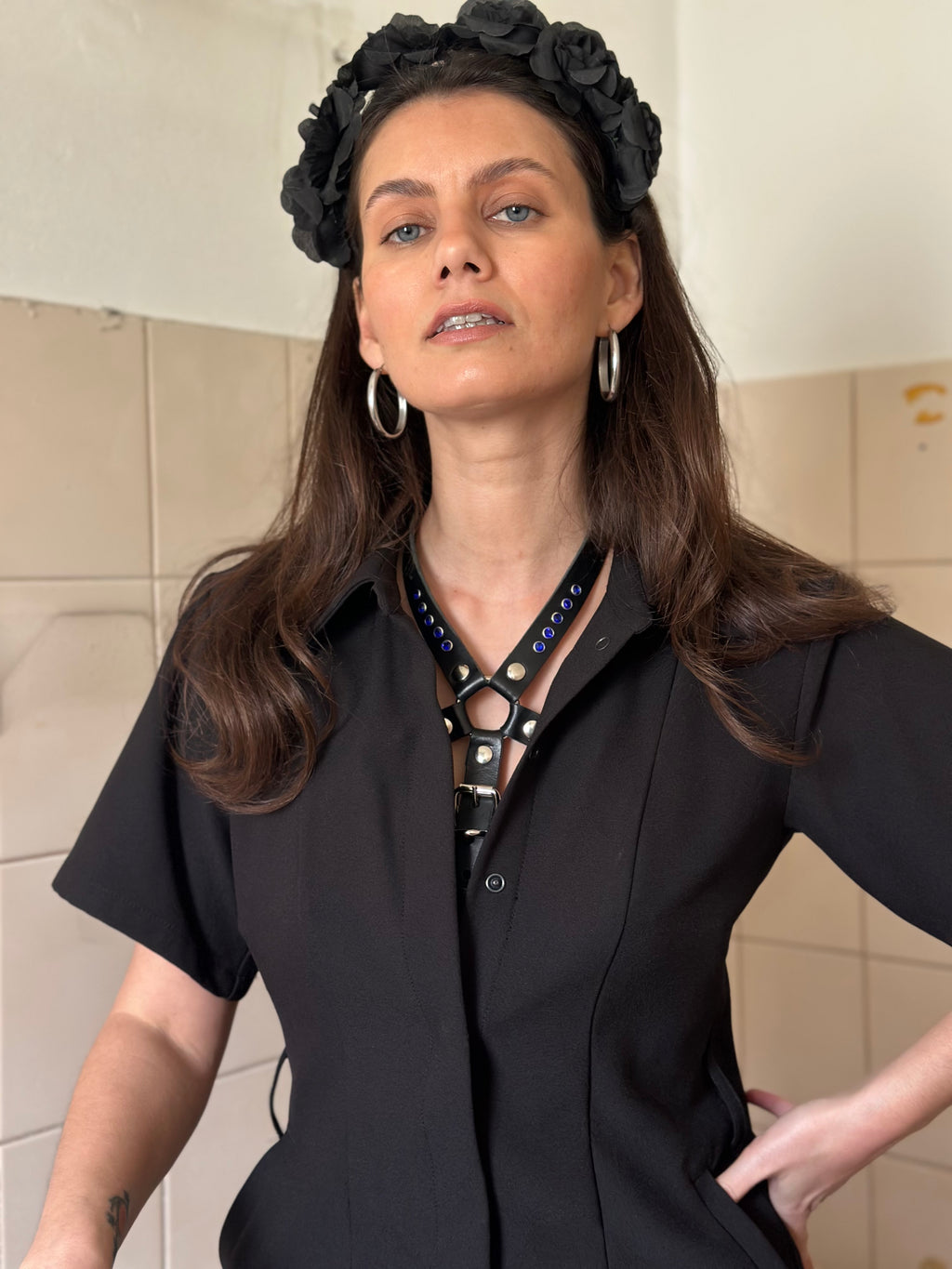 BlackTulip Leder Accessoire mit blauem Strass veredelt, getragen unter einem schwarzen Kleid, Nahaufnahme, im Ausschnitt blitzt der BlackTulip mit seinen blauen Starsssteínen hervor - XMORENIUM-NERO