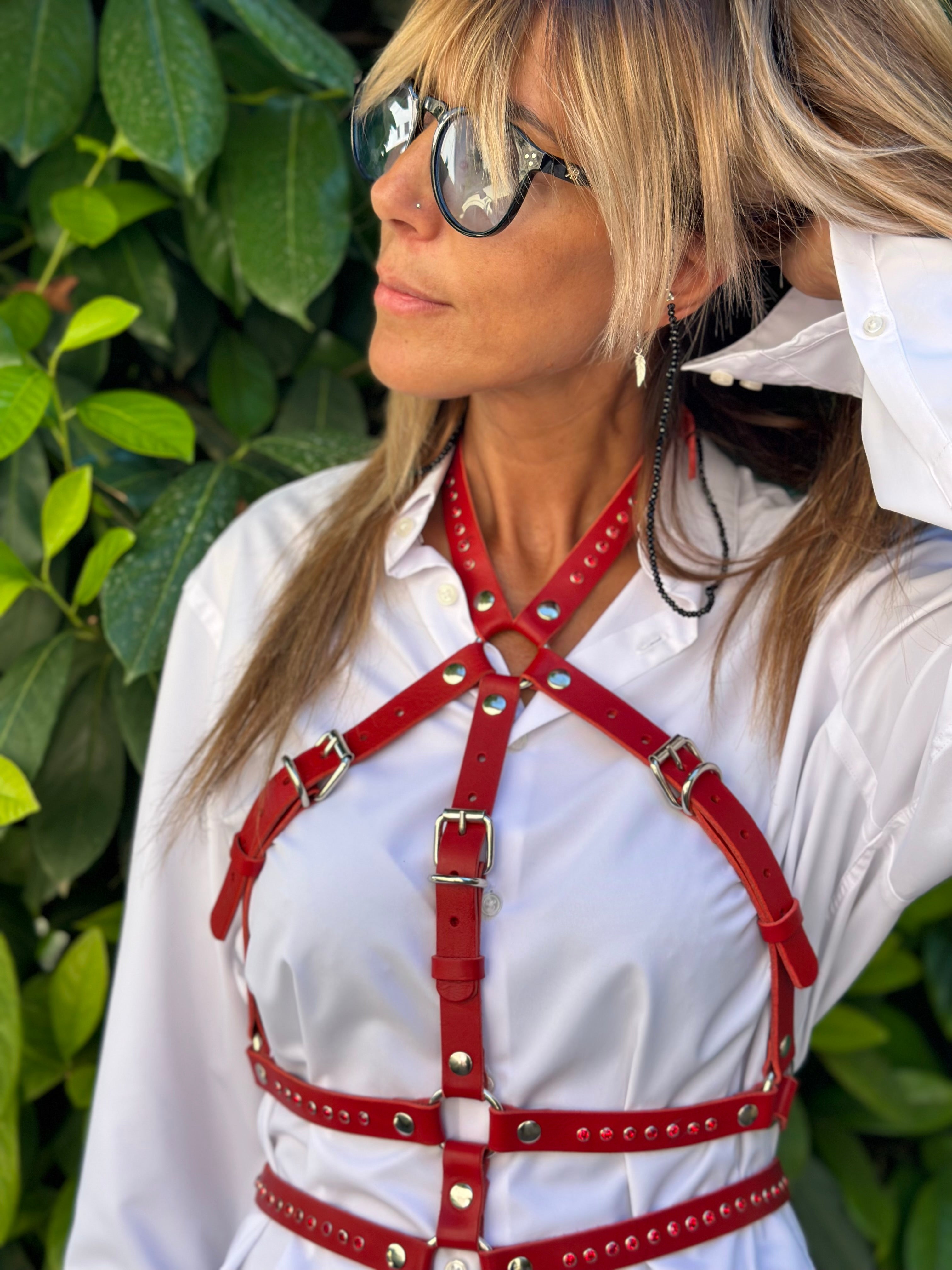 RedTulip Leder Accessoire in Rot mit Rotem Strass veredelt über weißer Bluse getragen, elegant, Nahaufnahme - XMORENIUM-NERO