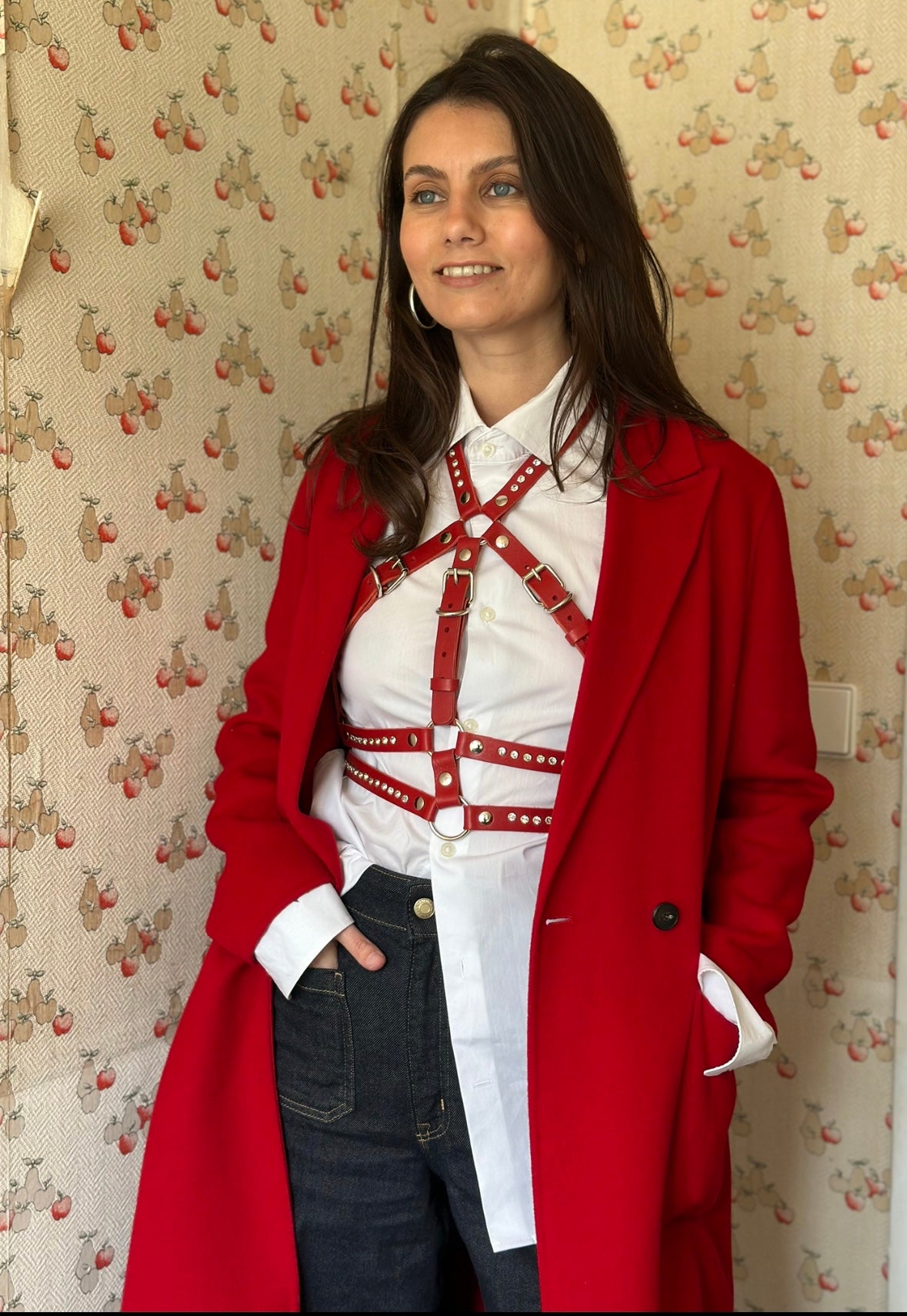 RedTulip Leder Accessoire in Rot mit weißem Strass veredelt, über weißer Bluse zur Jeans und rotem Mantel, casual style, Ganzkörperaufnahme – XMORENIUM-NERO