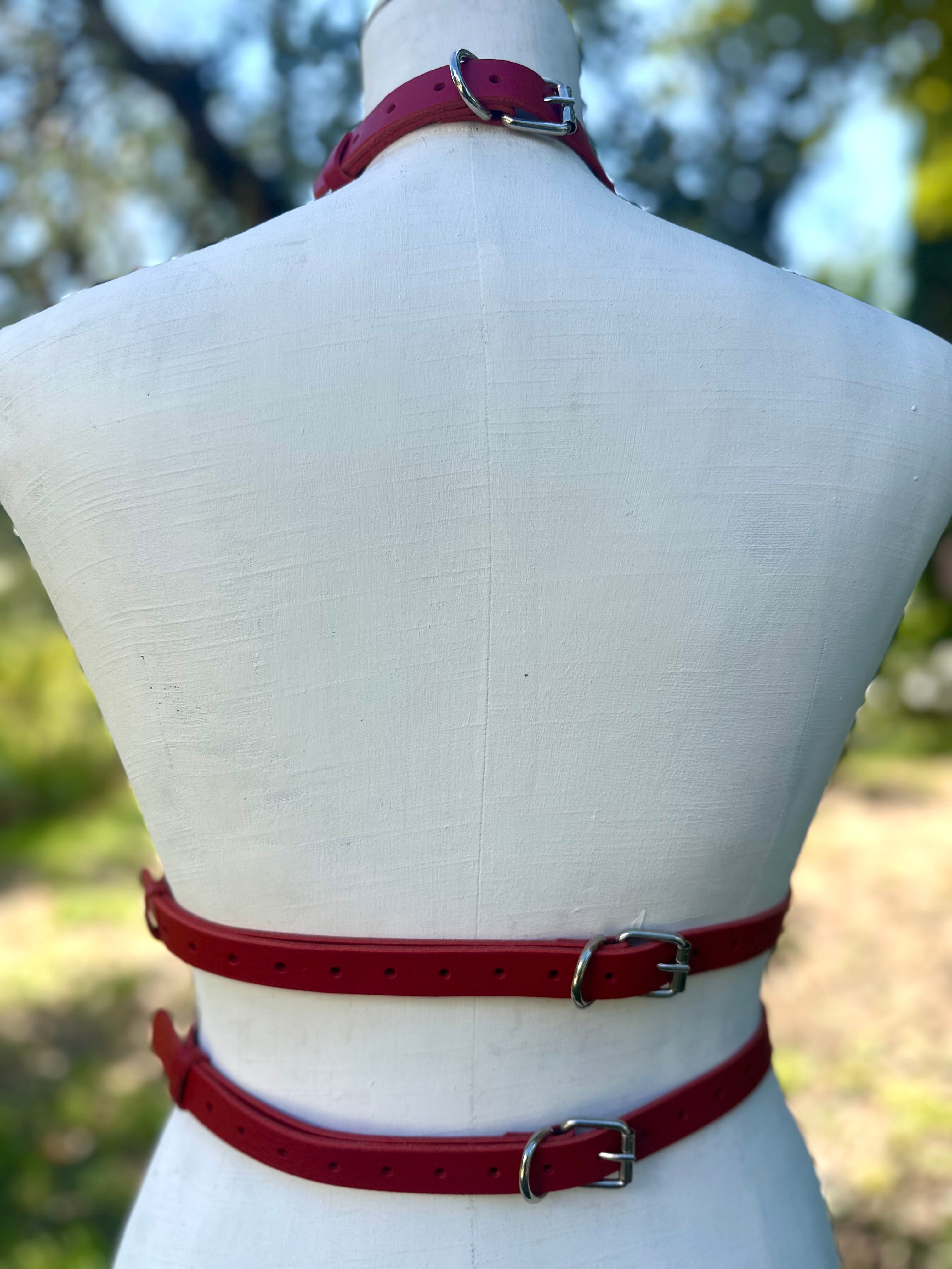 Der reine RedTulip Leder Accessoire in Rot mit weißem Strass veredelt, von hinten, an einer Puppe - XMORENIUM-NERO