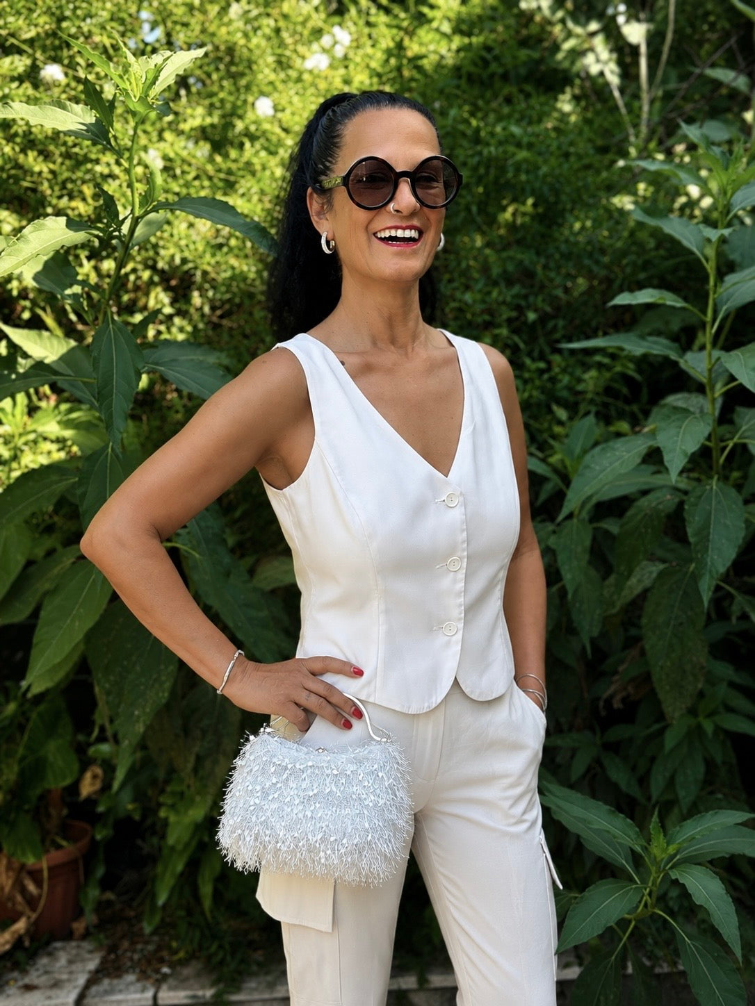 WhiteWhisper – Weiße Handtasche mit Strassbügel
