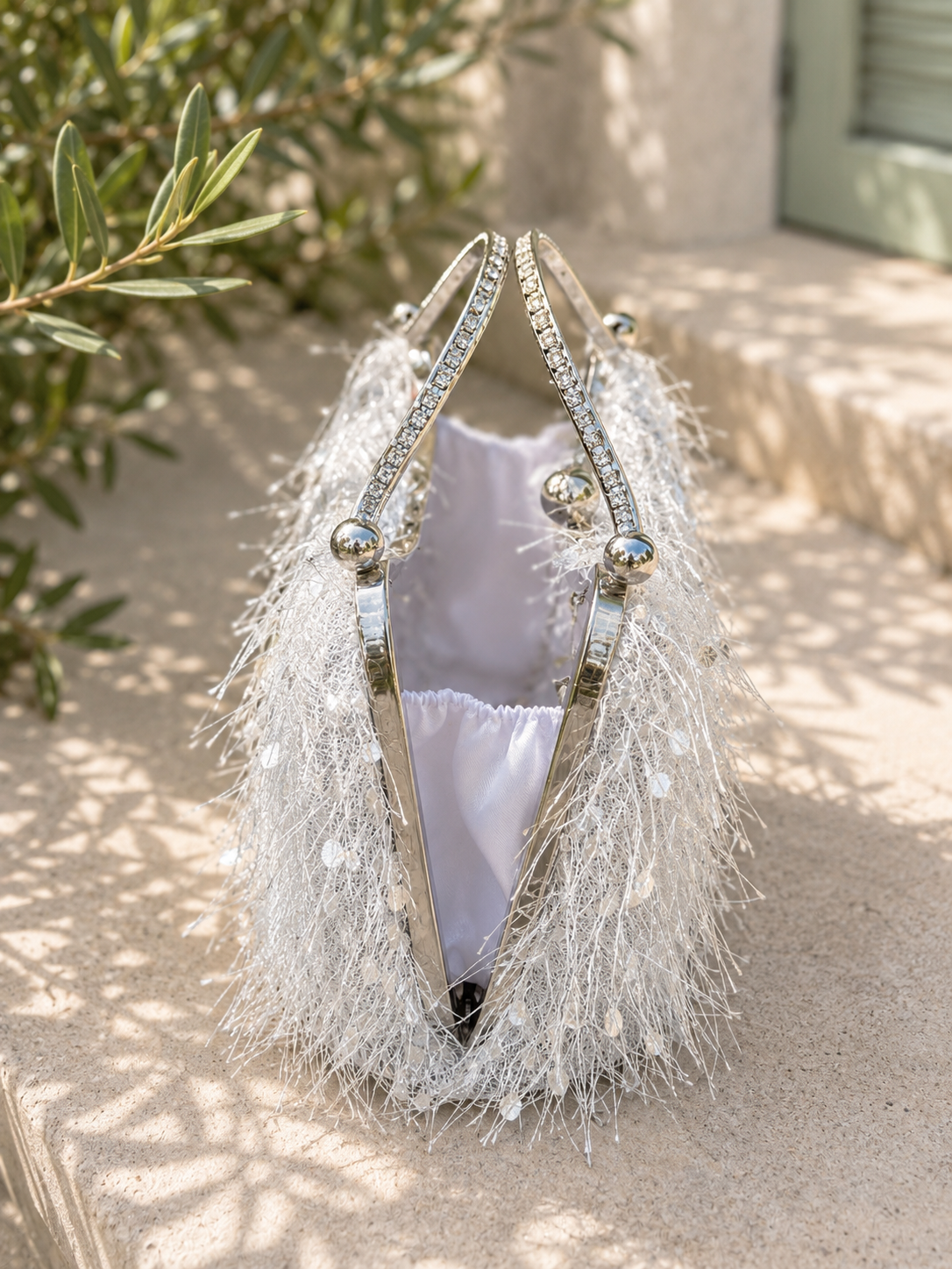 WhiteWhisper – Weiße Handtasche mit Strassbügel