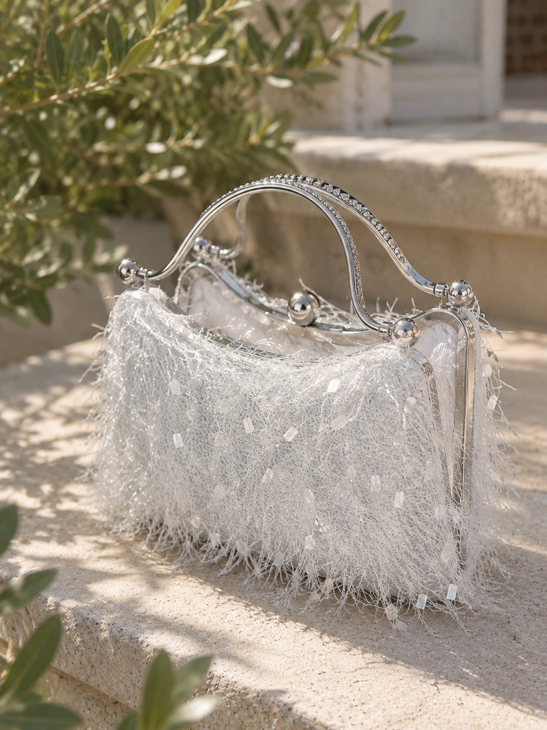WhiteWhisper – Weiße Handtasche mit Strassbügel