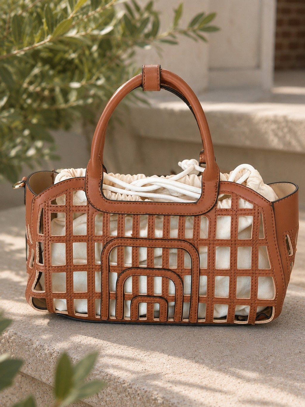 WildAmber – Cognacfarbene Handtasche mit Cut-out Design