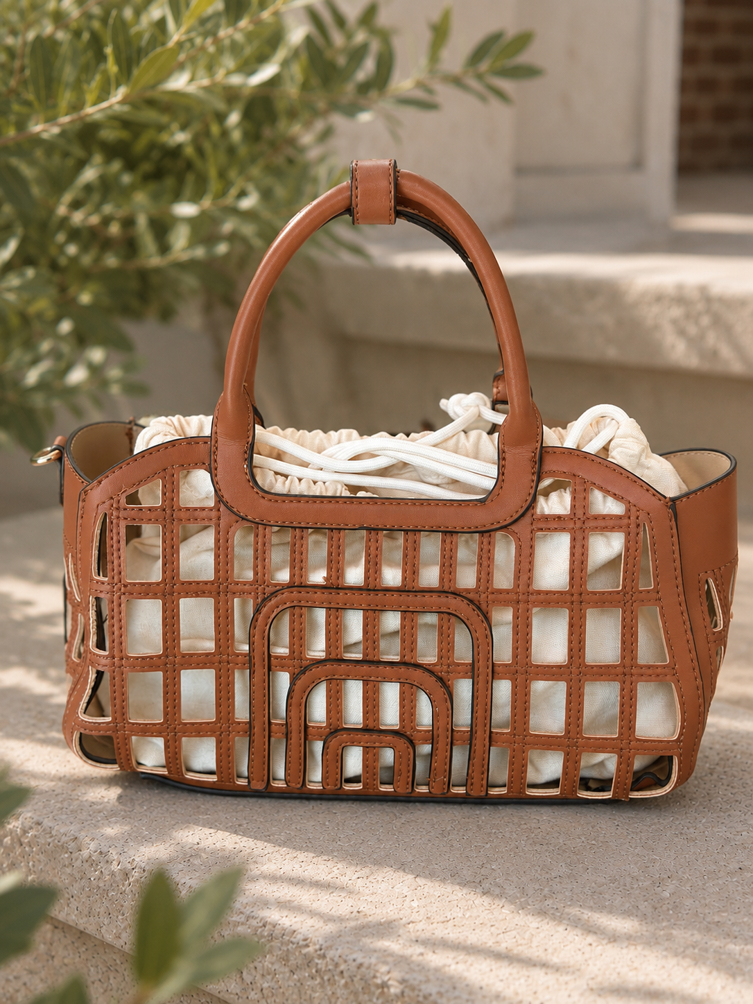 WildAmber – Cognacfarbene Handtasche mit Cut-out Design